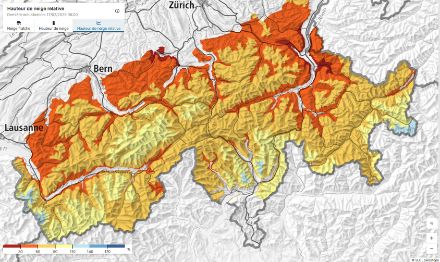 Enneigement relatif en % par rapport à la moyenne pluriannuelle. Les tons orangé/rouge et bleus correspondent respectivement à un enneigement actuel déficitaire ou excédentaire.