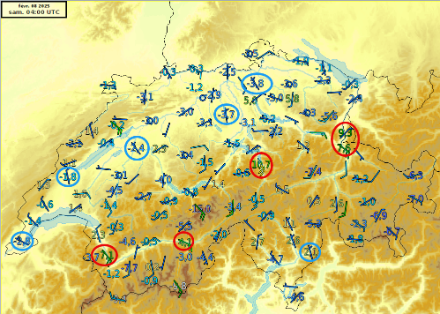 Température et vent à 05h00 locales en Suisse. Entourées en bleu les stations de plaine dans l'air froid (lac d'air froid, -1 à -4°C), en rouge les stations sous l'effet du foehn (+7 à +11°C).