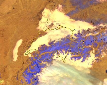Image satellite infrarouge centrée sur les Alpes, sur laquelle on distingue les nuages bas en blanc, les nuages d’altitude en bleu ciel (par exemple sur la Plaine du Pô), et la neige en bleu marine, lundi 17 février 2025 autour de midi.