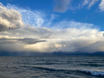 Les orages d'hier n'ont atteint qu'une extension verticale de 6 km, alors qu'ils peuvent atteindre 12 km en été ! Néanmoins, les phénomènes nuageux typiques des orages, comme l'enclume et le nuage en arc (front de rafales), sont bien visibles.
