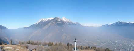 Vue de la webcam de Ravoire en direction de la plaine du Chablais (partie gauche de l’image) et du Valais central (partie droite de l’image) ce lundi 17 février vers 13h locales.