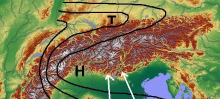 Champ de pression typique en situation de foehn lié à un gradient de pression entre le nord et le sud des Alpes. Dans cet exemple, surpression au Sud par rapport au Nord des Alpes.