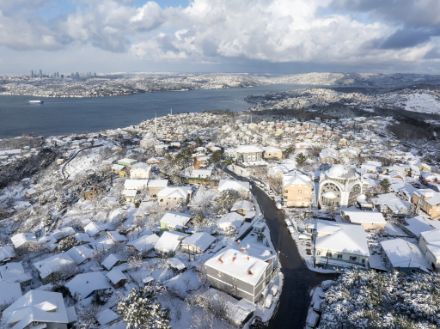 Istanbul sous un joli manteau de neige le 21 février 2025, et sous un ciel pavé de cumulus plus ou moins joufflus.