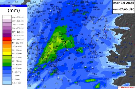 Cumul total des précipitations estimé par radar (CombiPrecip) et mesures pluviométriques sur 24 heures entre 8 h le 12.03.2025 et 8 h le 13.03.2025.