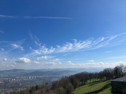 Cirrus de type uncinus, annonciateurs de l'arrivée d'air chaud et humide à haute altitude. Wabern (BE), dimanche 30 mars 2025, 11h30.