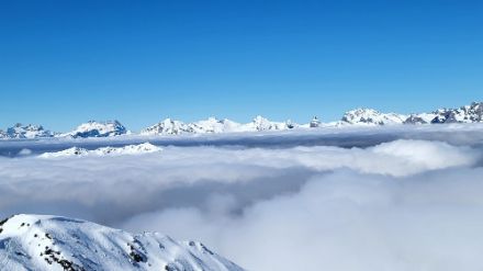 Vue vers les Muverans et les Dents du Midi depuis Nendaz, au-dessus d’une mer de nuages encore étendue ce lundi 17 mars 2025.