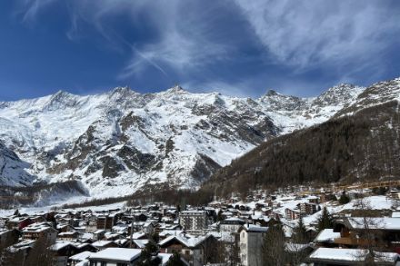Figure 5. Saas-Fee le 19 février 2025. Le temps est resté extrêmement sec à Saas-Fee pendant tout le mois de février avec 1,4 mm de précipitations (4 % de la norme 1991-2020) et 4 cm de neige fraîche. Toutefois, l’épaisseur moyenne du manteau neigeux en février a été de 73 cm, en passant de 85 cm le 1er février à 62 cm le 28 février. La neige a donc bien résisté au soleil et à la quasi-absence de précipitations.  