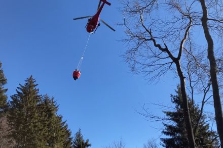 Hélicoptère engagé dans des travaux de post-extinction pendant la phase de surveillance de l'incendie de Gambarogno, 2022