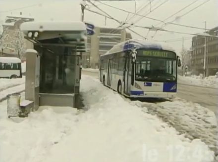Photo d'un bus sous la neige à Lausanne.