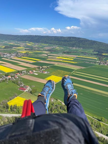 Des conditions idéales pour le parapente, comme ici à Fontaines NE hier, mardi, 29.04.2025.