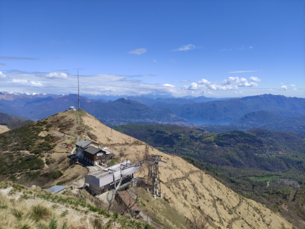 Panorama depuis le Monte Lema et la station d'arrivée du téléphérique. Image : C. Moretti