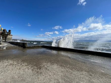 Le 26 février 2023, d'importantes vagues ont été observées sur le lac Léman en raison de la bise tempétueuse.