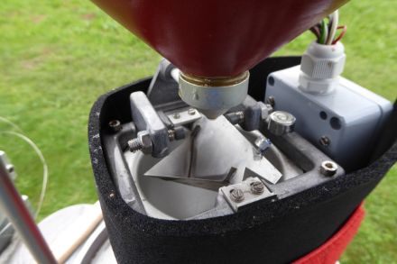 Le dispositif à augets basculants à l'intérieur du pluviomètre Lambrecht, chaque bascule correspondant à 0,1 mm de précipitations. 