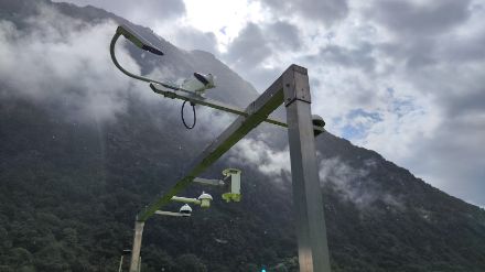 Instrument de mesure du temps présent PWD22, sur le pont de mesure à Biasca, station SwissMetNet / REGA