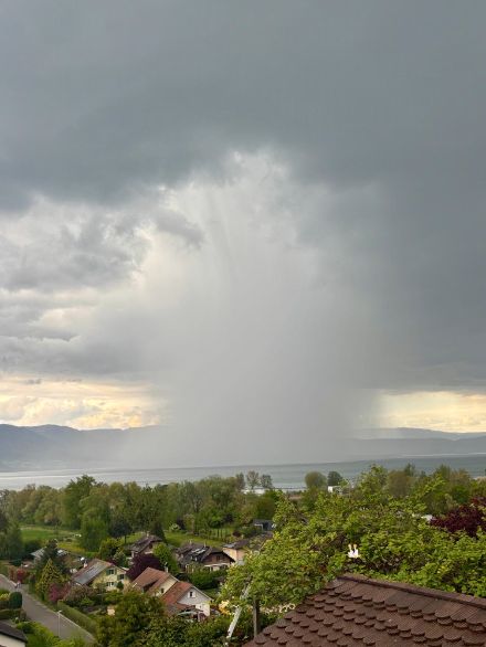 Averse sur le lac de Neuchâtel le dimanche 27 avril 2025. (Image : Observation météo, app MétéoSuisse)