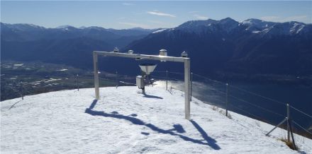 Fig. 4 : Rack de mesure et pluviomètre, SwissMetNet Cimetta