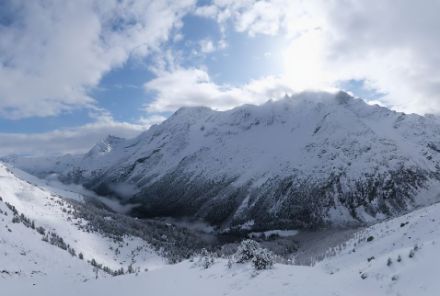 Le soleil commence également à apparaître dans les Alpes ce vendredi 9 mai. Aux Fontanesses, au-dessus d'Arolla, vers 2500 m, la neige fraîche est bien visible