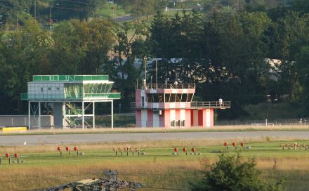 L’ancien poste d’observation au premier plan (en rouge) et le poste d’observation qui a servi de 2009 à 2024 en arrière-plan.