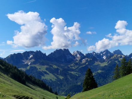 Cumulus développés sur les reliefs autour de Jaun ce dimanche matin.