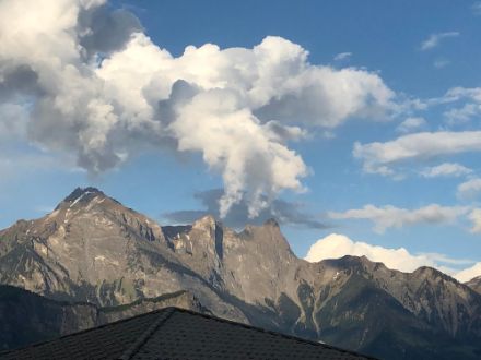 Cumulus formés à partir des reliefs bordant la vallée du Rhin (Wangs SG) samedi en fin de journée. 