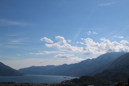 Fig. 2 : Cumulus au-dessus du Ghiridone ; en altitude, on aperçoit des cirrus liés au front froid présent aujourd'hui sur le Royaume-Uni. (Source : Observation météo, App MétéoSuisse)