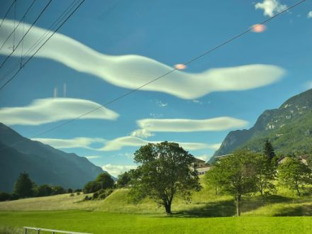Fig. 5 : Altocumulus lenticulaires photographiés depuis Claro en direction nord. (Source : Observation météo, App MétéoSuisse)