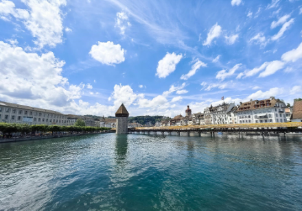 Fig. 3 : Au nord des Alpes également, ici à Lucerne, on observait des nuages bas et des cirrus en altitude. (Source : Observation météo, App MétéoSuisse)