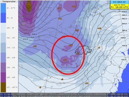 Figure 1. Hauteur géopotentielle (en décamètres) et température à 500 hPa (en degrés Celsius) prévues par le modèle IFS (Run 21.06.2024 à 06h00) pour le 21.06.2024 à 15h00 UTC. La dépression secondaire (entourée en rouge sur l'image) et le refroidissement imminent en altitude sur la région alpine sont clairement visibles.