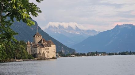 Cascade nuageuse des Dents du Midi observée depuis Veytaux, le 1er juillet 2025 vers 21h37.