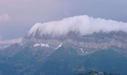 Faces nord des Dents du Midi en grande partie recouvertes d’une coiffe nuageuse observées depuis la webcam du Sommet de Grand-Conche (2133 m) à 21h40 locales le 1er juillet 2025.