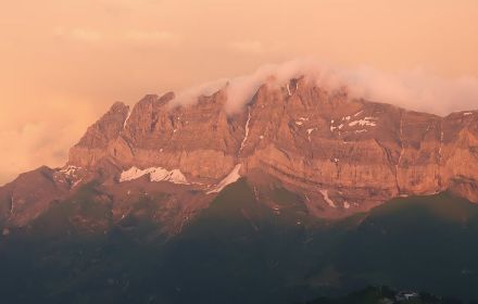 Faces nord des Dents du Midi avec une amorce de coiffe nuageuse observées depuis la webcam du Sommet de Grand-Conche (2133 m) à 21h20 locales le 1er juillet 2025.