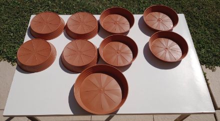 Huit soucoupes de 20 cm de diamètres et une de 24 cm.