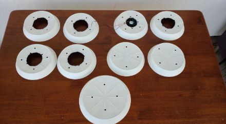 Toutes les soucoupes peintes en blanc sur le dessus. Cinq sont trouées avec un diamètre de 8 cm et une avec un diamètre plus petit pour installer le ventilateur.