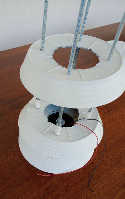 Montage de l’abri. Il faut placer des tubes de 2,5 cm entre chaque soucoupe.