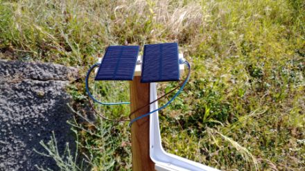 Panneaux solaires pour alimenter le ventilateur de l’abri.