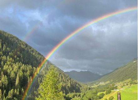 Arc-en-ciel dans un fond de vallée