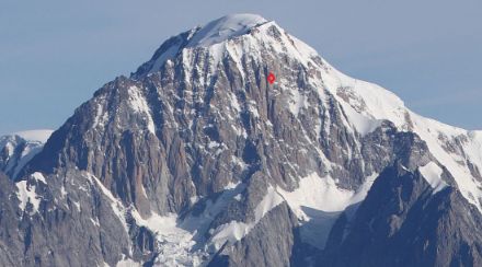 Le versant sud-est du Mont Blanc. En rouge, le pilier sur lequel les alpinistes attendent encore une accalmie. Image d'origine : Stefano Caldera, camptocamp.org 