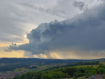 Un orage pittoresque évolue au-dessus du Plateau alémanique dans la région de Bellikon hier lundi 30 juin 2025