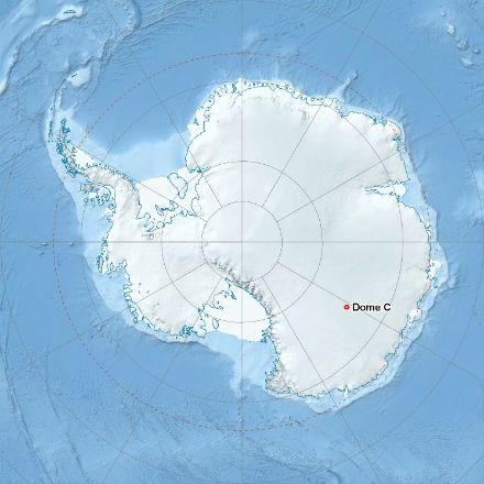 Carte de l'Antarctic localisation du Dôme Charlie, ou Dome C, à 3200 m d’altitude. 