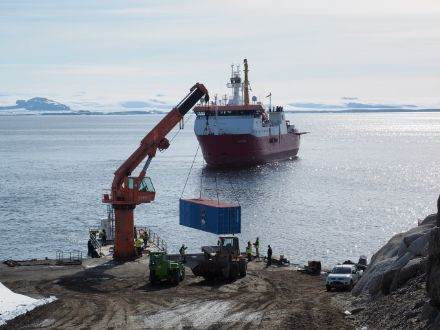 Déchargement des containers réfrigérés du brise-glace Laura Bassi pour leur transport vers l’Europe.