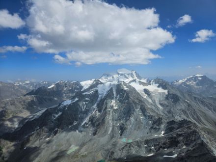 Lorsque les cumulus sont perchés plus hauts que le Grand Combin, c’est que les conditions sont excellentes.