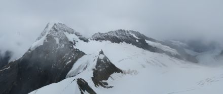 Vue depuis l'arête est de la Jungfrau sur le Mönch, le Jungfraujoch et le Trugberg (de gauche à droite). Seuls les sommets les plus élevés ont reçu des précipitations exclusivement sous forme de neige.