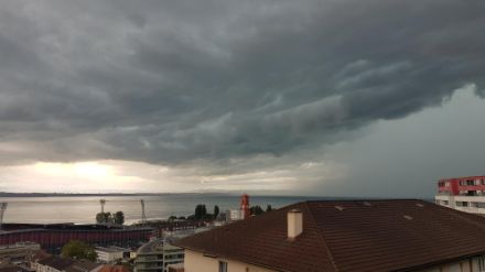 Toujours la même cellule orageuse, observée un peu plus tard à Neuchâtel. 