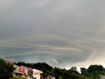 Quelques heures après, une autre supercellule reconnaissable à son ourlet arqué, en intensification dans l’extrême nord-est du pays, au sud de St Margrethen (SG). Cette cellule a engendré les plus gros grêlons observés jeudi 4 septembre en Suisse.