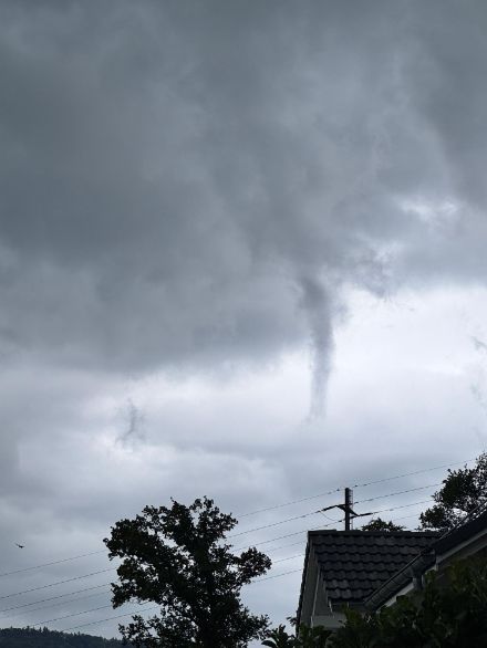 Probable début de formation d’un tuba, observé à St-Légier-La Chiesaz (VD) en milieu d’après-midi. 