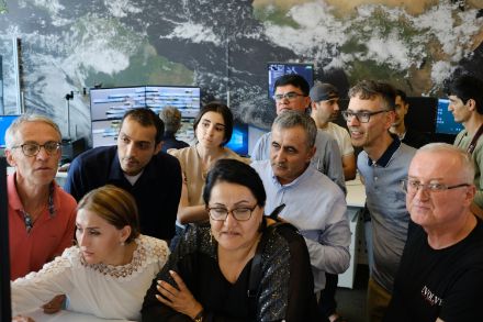 Groupe attentif à une explication dans la salle de prévision.