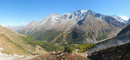 Vue sur le Val d'Arolla en contrebas du glacier de Tsijiorne Nouve. (Image : Roundshot)
