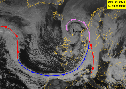 Image satellite du samedi 4 octobre 2025 à 13h. On voit clairement la dépression Amy centrée sur la mer du Nord. Les fronts associés sont également représentés (bleu = front froid ; rouge = front chaud ; violet = occlusion). À ce moment-là, la Suisse se trouvait entre le front chaud et le front froid, dans ce qu'on appelle le secteur chaud.