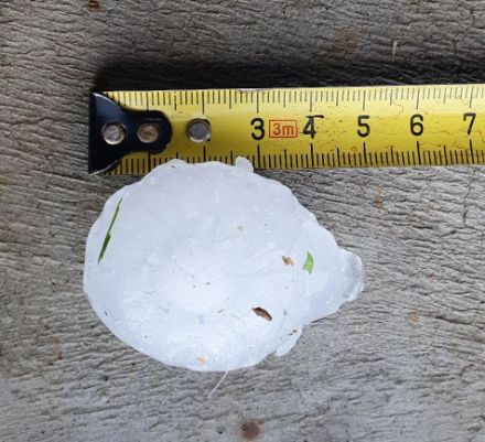 Grêlon de 4cm de diamètre observé à Oberegg (AI) le 04.09.2025.