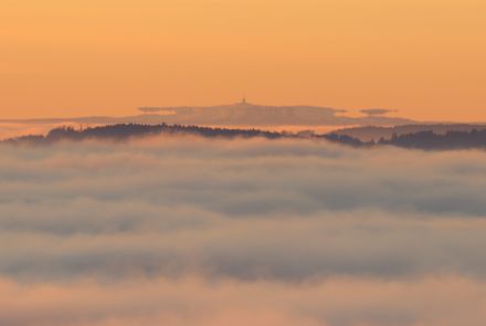Mirage supérieur le 22 janvier 2023. La vue s'étend depuis l'Albis Hochwacht vers l'ouest, avec au centre de l'image le Chasseral, situé à environ 113 km. Certaines parties du Jura se reflètent vers le haut.